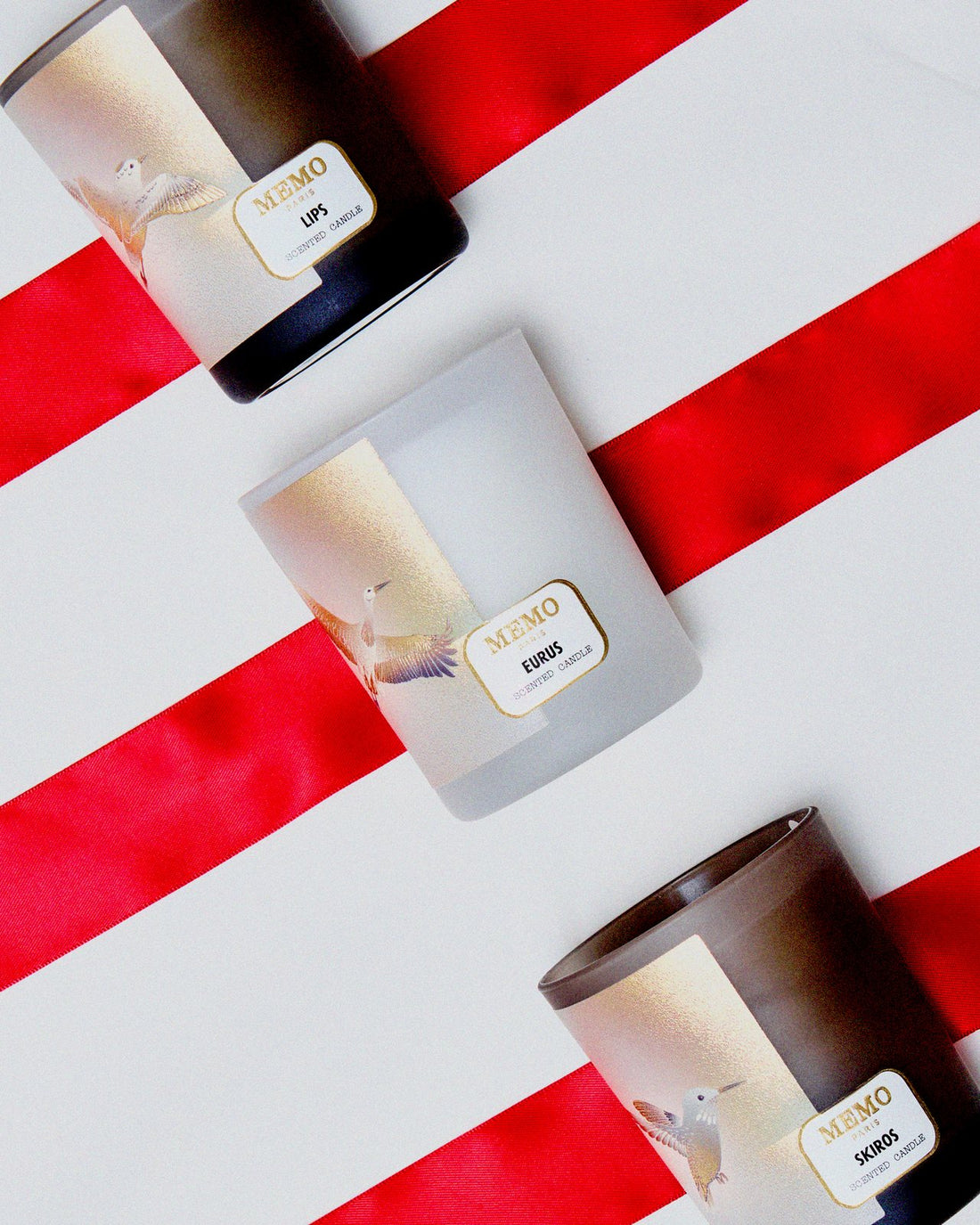 Bougies parfumées Lips, Eurus et Boreas sur des rayures rouges